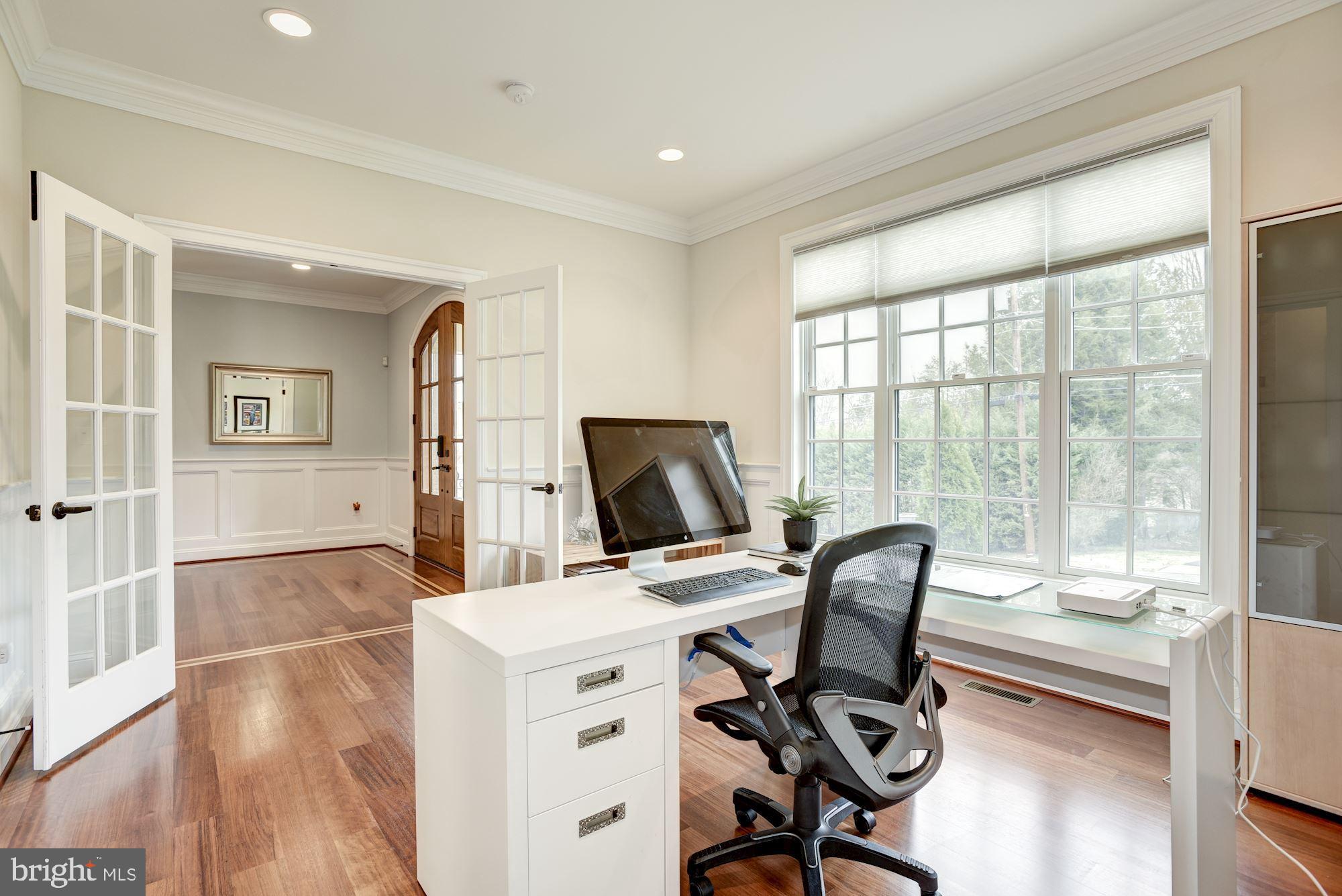 MCLEAN MANOR - Residential