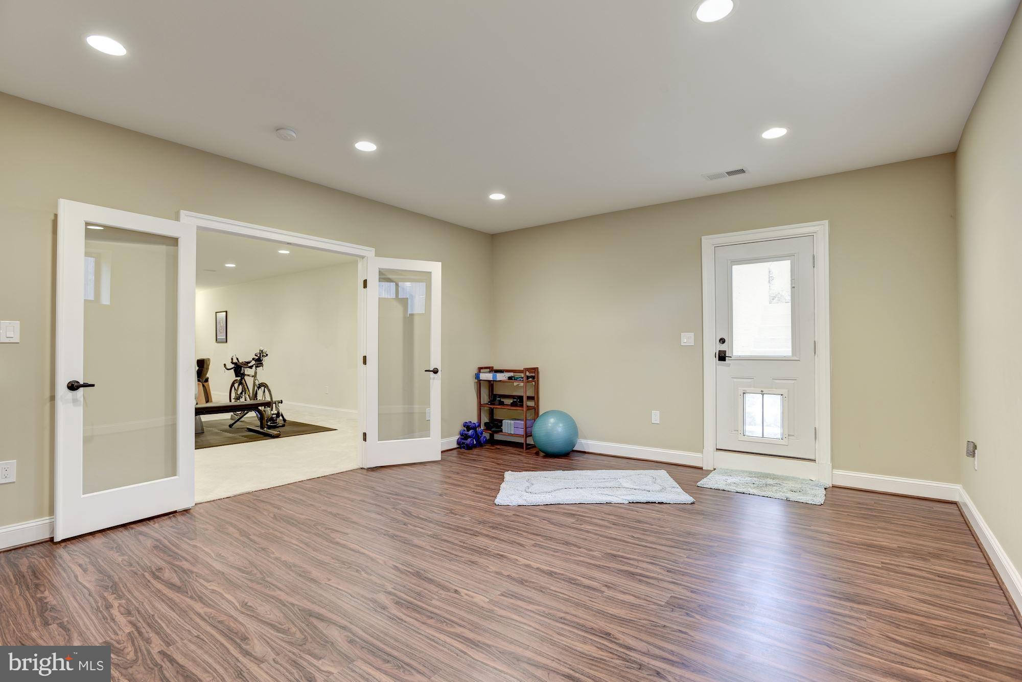 MCLEAN MANOR - Residential