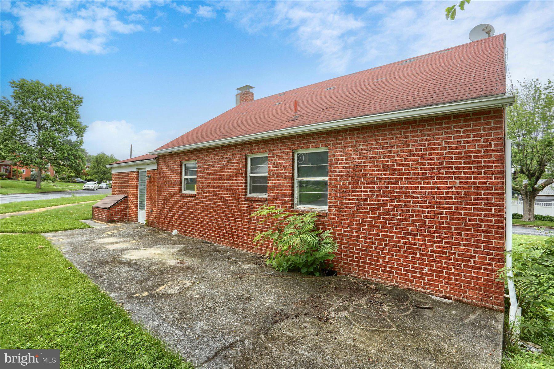 400 WOODLAND AVENUE