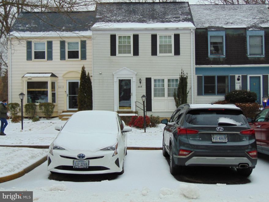 Beautifully kept townhome in Alexandria, complete with 3 bedrooms, 2.5 baths, to include full bath off the primary bedroom, a spacious kitchen with plenty of cabinets, and island, with granite countertops, and SS Appliances. Fireplace for those days where you want to stay warm with the glow of  a cozy fire.  Wood floors throughout the living areas, tile floors in the kitchen, and carpeted bedrooms and stairs. The kitchen leads to a deck with enough space for some outdoor furniture, basement walks out to a patio and fenced yard.  This home has been beautifully maintained, and may be exactly what you’re looking for!  Convenient location near anything you may need, shopping, groceries, restaurants, entertainment, and much more!  Welcome Home!
(no pets, please)