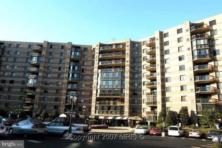 3BD/3BA, CERAMIC FLOORS IN KITCHEN AND BATHS. NO PETS AND NO SMOKING. ENJOY ROTONDA'S INDOOR AND OUTDOOR SWIMING POOLS, TENNIS, BASKETBALL, FREE SHUTLE BUS, AND LOTS MORE. UNIT IS VACANT AND READY.MCLEAN SCHOOLSNEW SILVER LINE IS WITHIN A SHORT DISTANCE