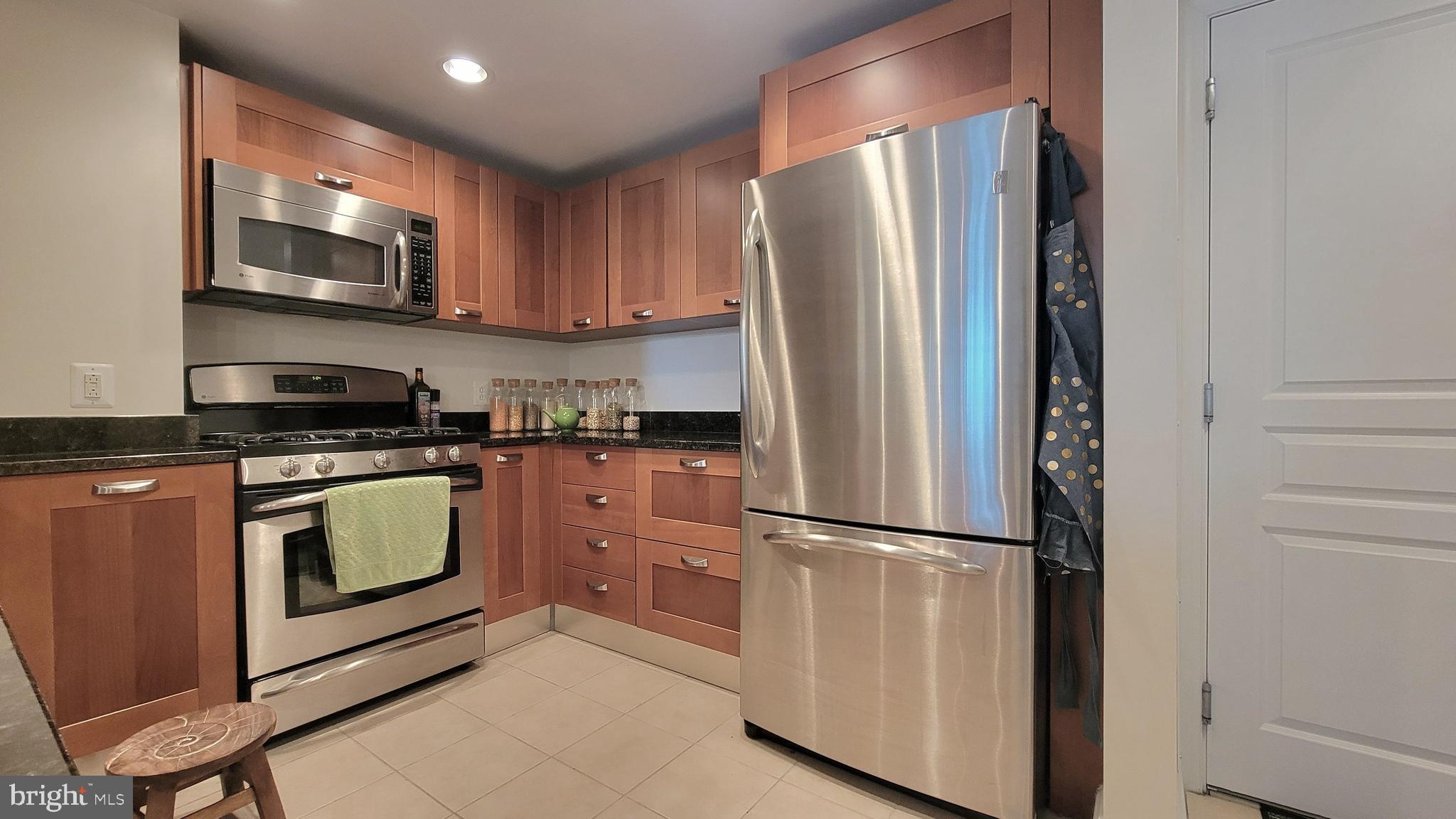 MIDTOWN ALEXANDRIA STATION CONDOMINIUM - Residential Lease