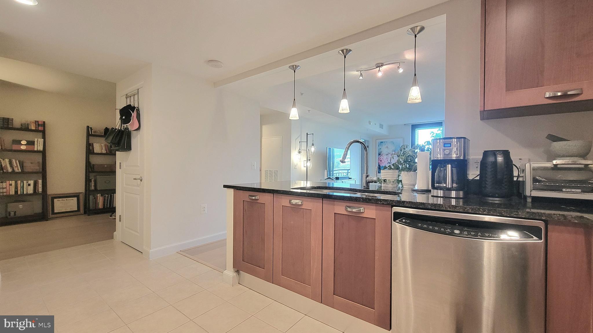 MIDTOWN ALEXANDRIA STATION CONDOMINIUM - Residential Lease