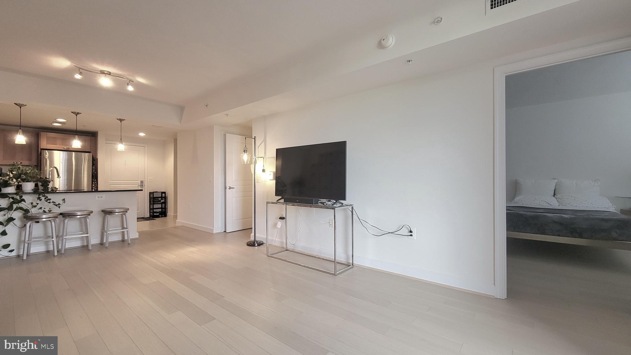 MIDTOWN ALEXANDRIA STATION CONDOMINIUM - Residential Lease