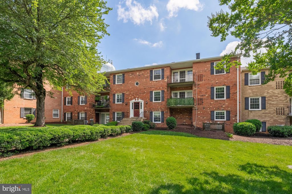 Photo of 3975 Lyndhurst Drive #103, FAIRFAX, VA 22031 (MLS # VAFC2005814)