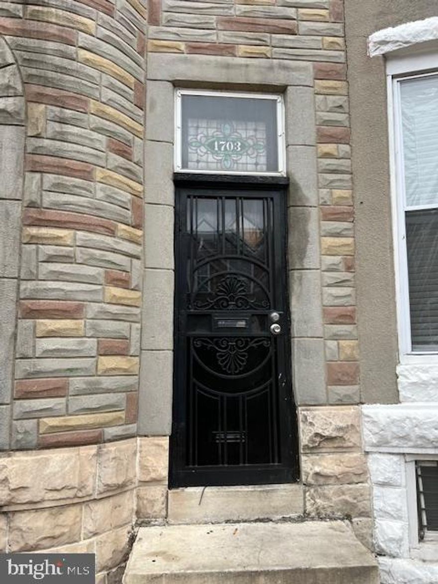 This one is for a savvy investor and visionary. Solid structure, great layout, and the perfect canvas to bring your next flip to life. Good bones, full basement with bar space, spacious backyard, and tons of value-add opportunity. Whether you're looking to renovate and resell or build long-term equity, this property checks the boxes. Show this home TODAY!!!!