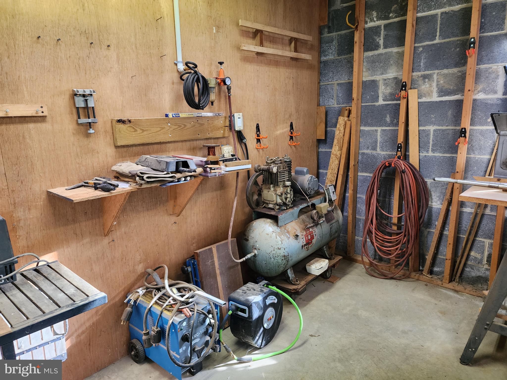 HOLLYWOOD SHORES - Residential