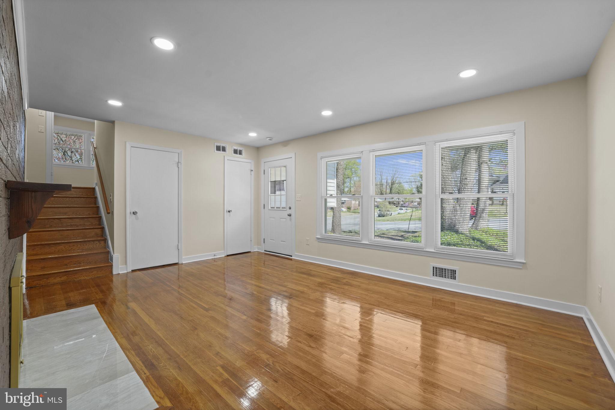 NEW CARROLLTON - Residential