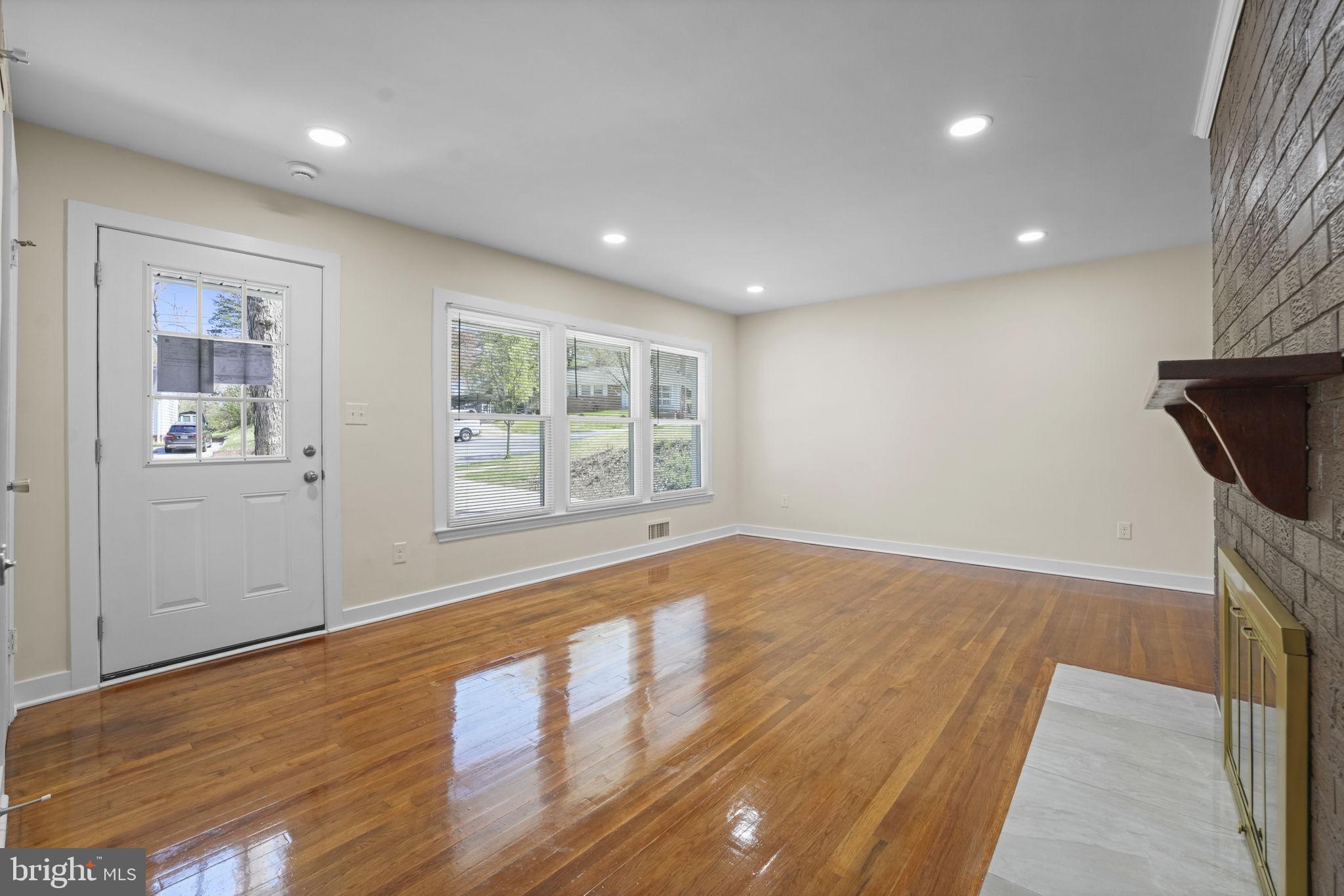 NEW CARROLLTON - Residential