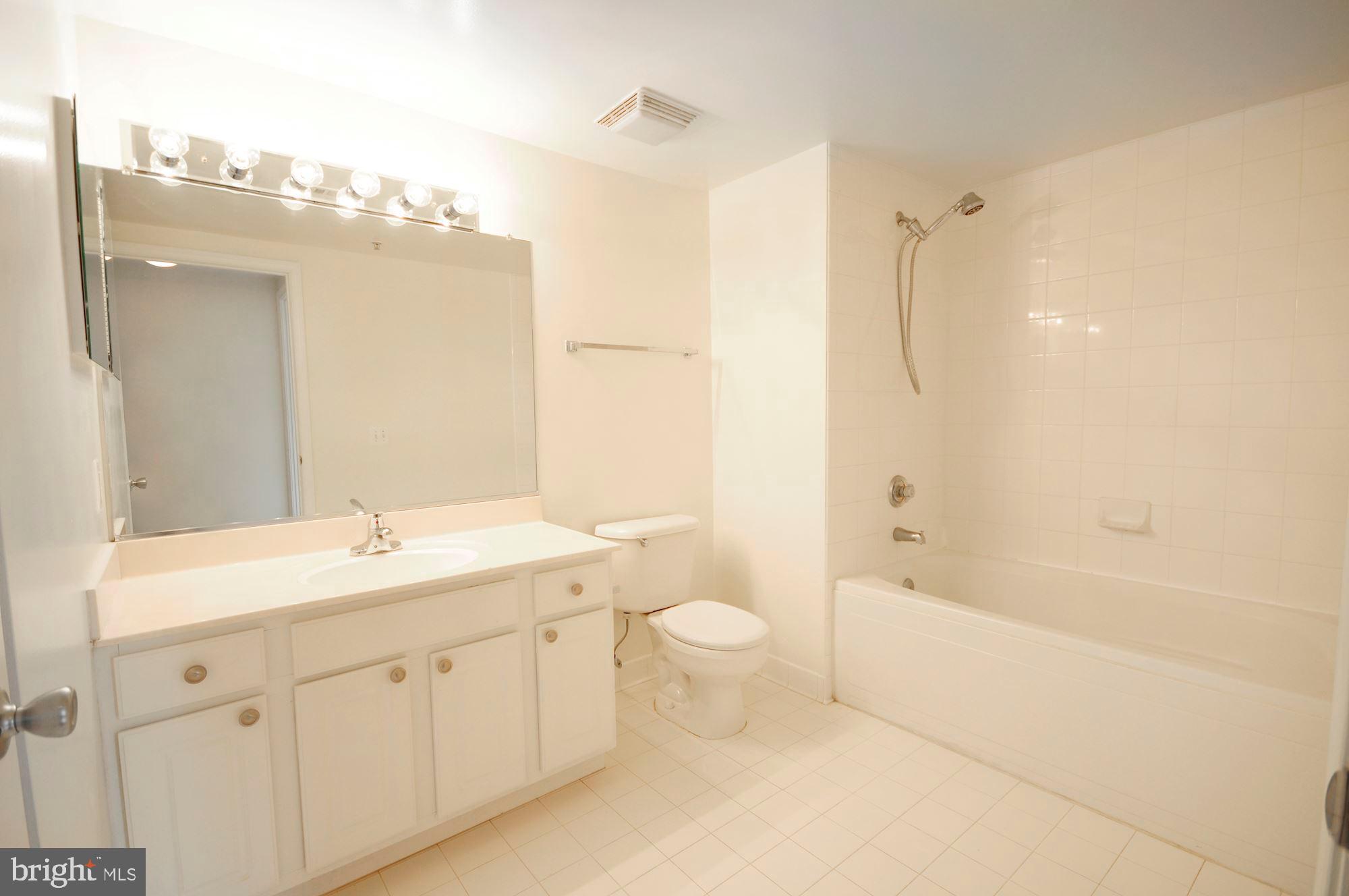 LEXINGTON SQUARE - Residential Lease