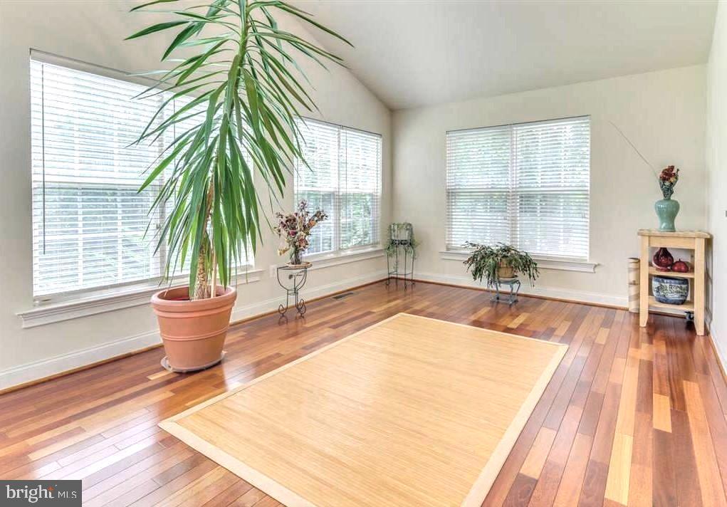 COLUMBIA HILLS - Residential Lease