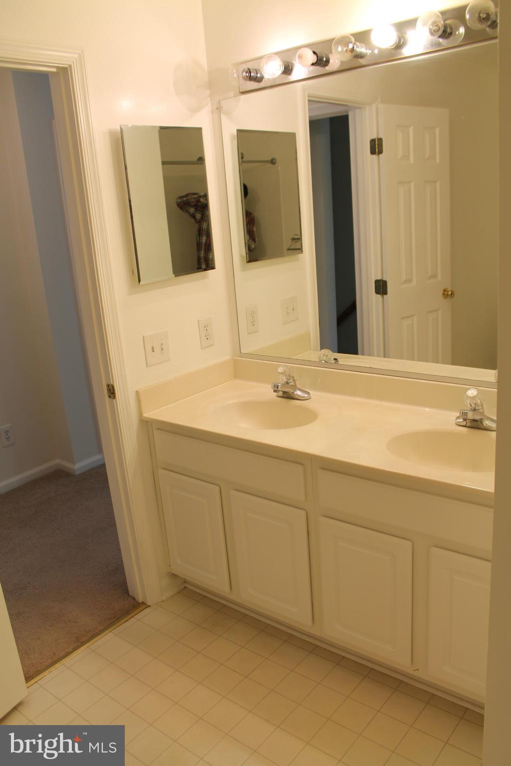 SIGNATURE AT BROADLANDS - Residential Lease