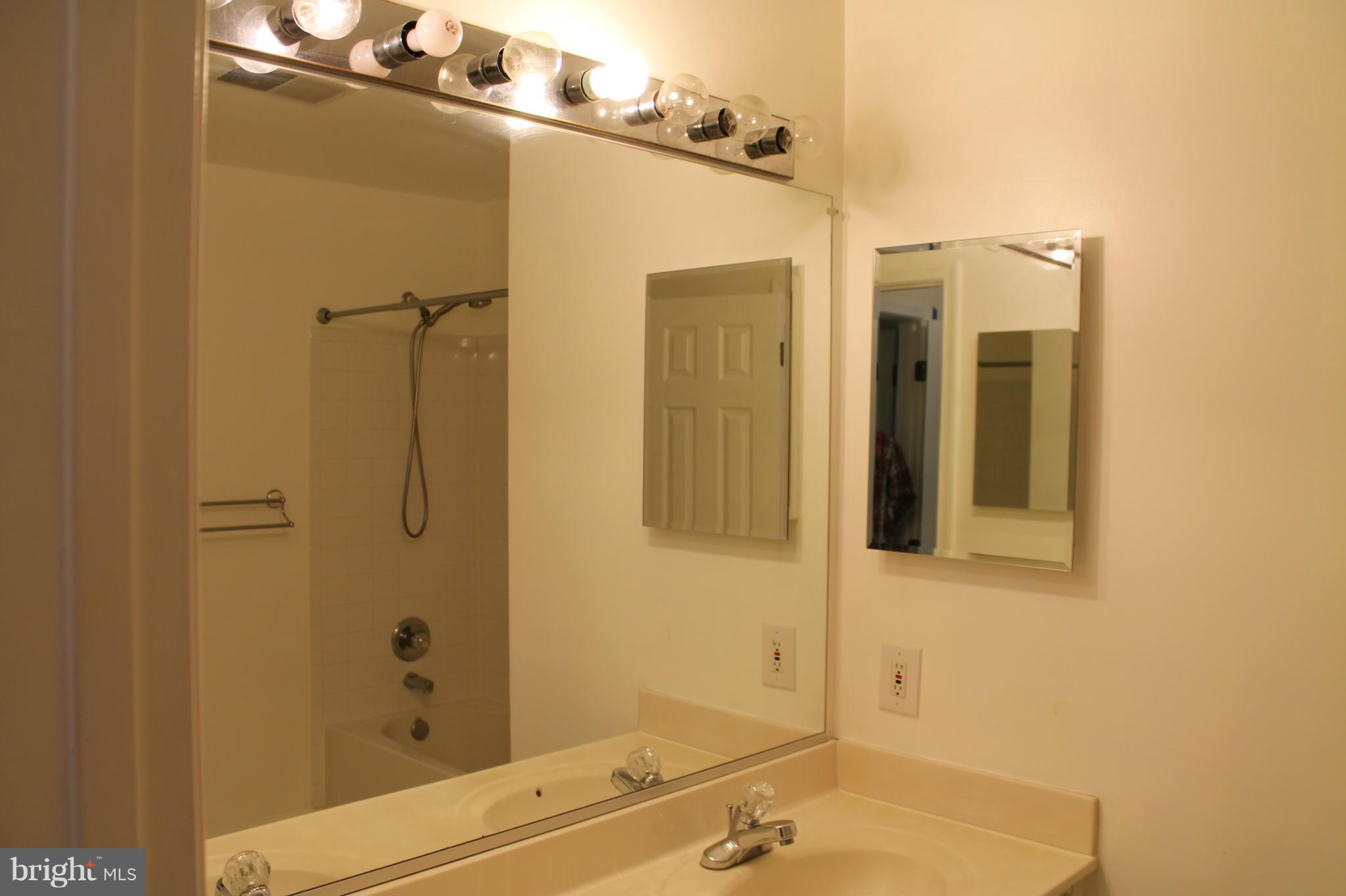 SIGNATURE AT BROADLANDS - Residential Lease