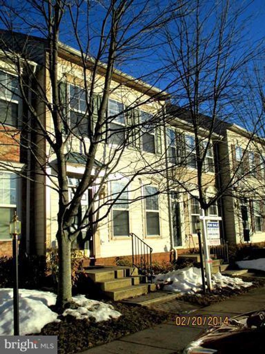 GORGEOUS RENTAL** 3 BED/3.5 BATH TH IN SOUGHT AFTER BROADLANDS**GRANITE COUNTERS**NEW HVAC**MAIN LVL W/9' CEILINGS, 18X12 NEW TREX DECK OFF KITCHEN BACKS TO TREES,  2 MASTER BED ROOM W/VAULTED CEILING, 2 WALK-IN CLOSETS-LOW LVL REC RM WALKS OUT TO PATIO & FENCED BACKYARD-W/BUILT IN BOOKCASES & GAS F/P**3RD BED RM/DEN & FULL BATH**WALK TO HILLSIDE ES **BROADLAND AMENITIES, POOLS, TENNIS COURTS.