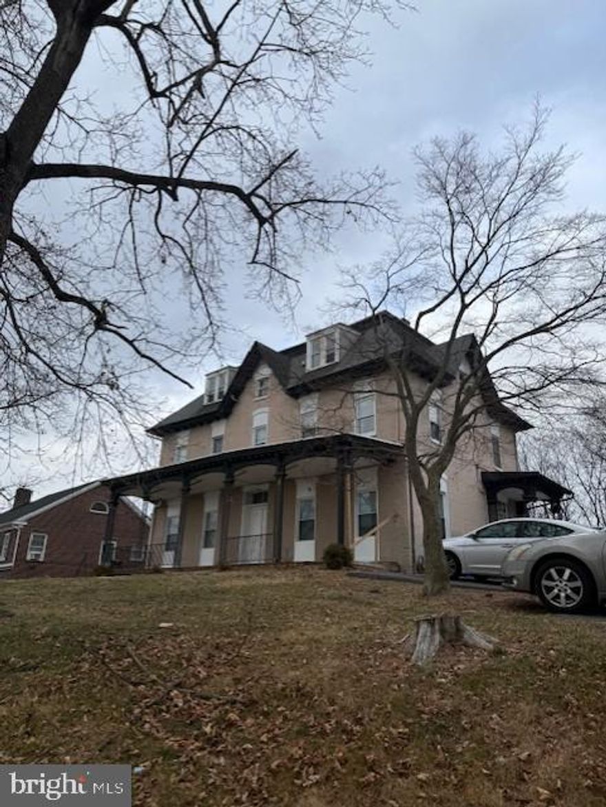 Great Location walking distance to the Beautiful Hagerstown City Park! FIVE (5) Units fully Rented! 
New Rear steps being installed now. 9% CAP RATE, same owner for years. All leases are yearly except one is month to month.
Call for more details and to schedule a tour!