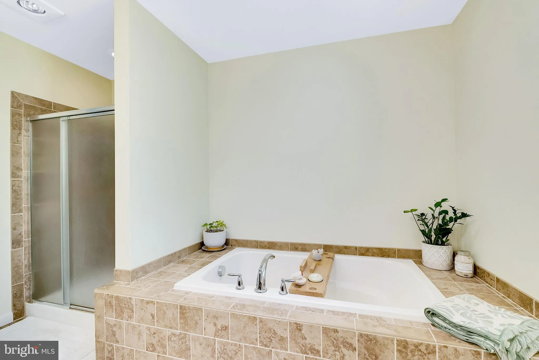 Norristown, Pennsylvania 19403, United States, 4 Bedrooms Bedrooms, ,3 BathroomsBathrooms,Residential,Pending,120644