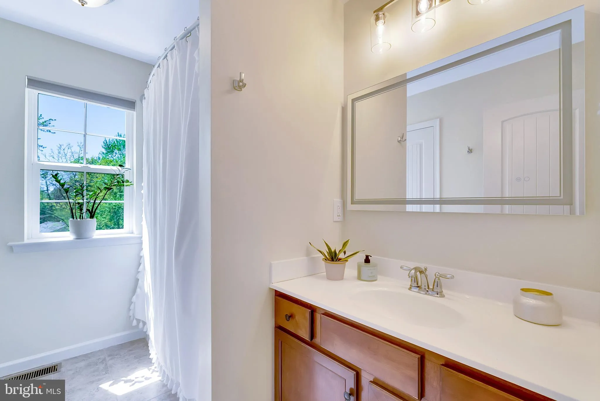 Norristown, Pennsylvania 19403, United States, 4 Bedrooms Bedrooms, ,3 BathroomsBathrooms,Residential,Pending,120644