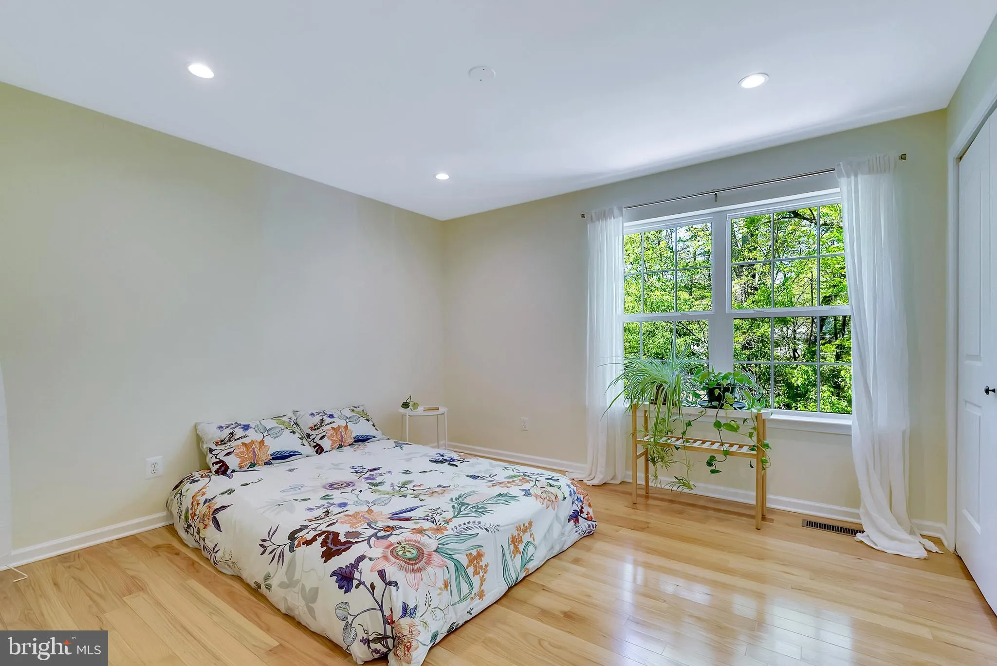 Norristown, Pennsylvania 19403, United States, 4 Bedrooms Bedrooms, ,3 BathroomsBathrooms,Residential,Pending,120644