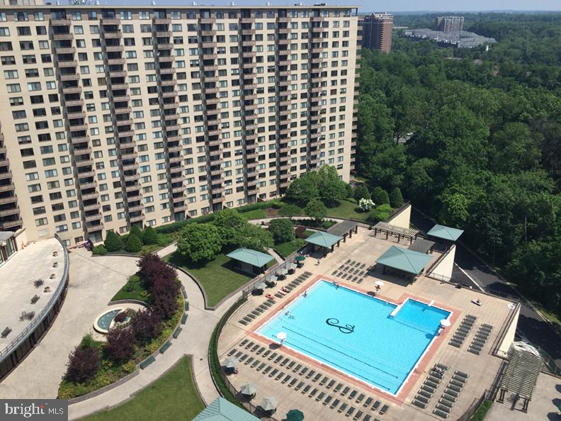 gorgeous "prestige" one bedroom remodeled with impeccable finishes and incredible views.currently configured as a one bedroom with bonus space for additional bedroom/den.