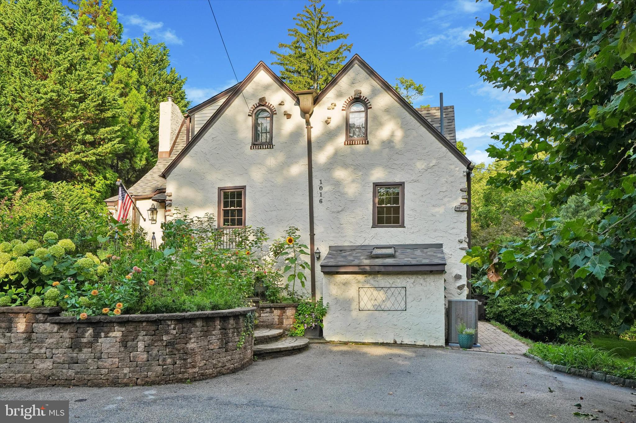 1016 TRINITY LANE