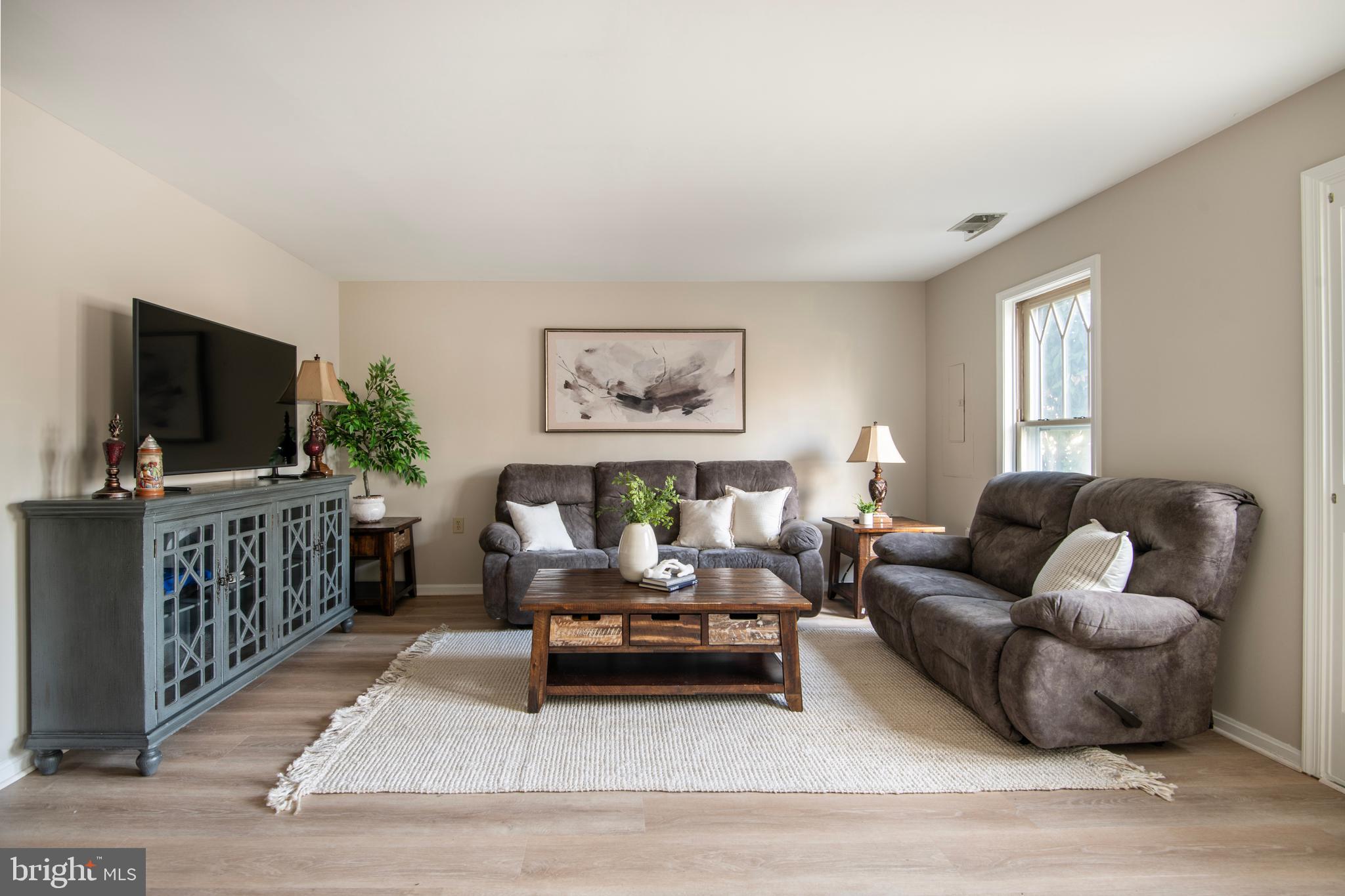 992 RIVERSEDGE CIRCLE