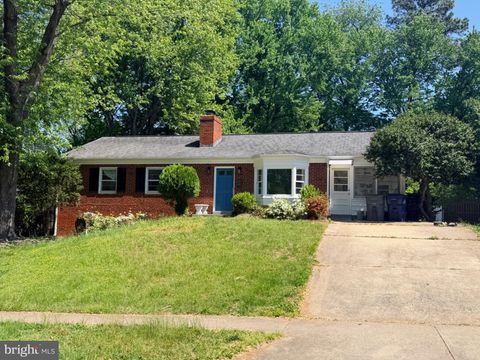 Photo of 6530 Fairlawn Drive, MCLEAN, VA 22101 (MLS # VAFX2312020)