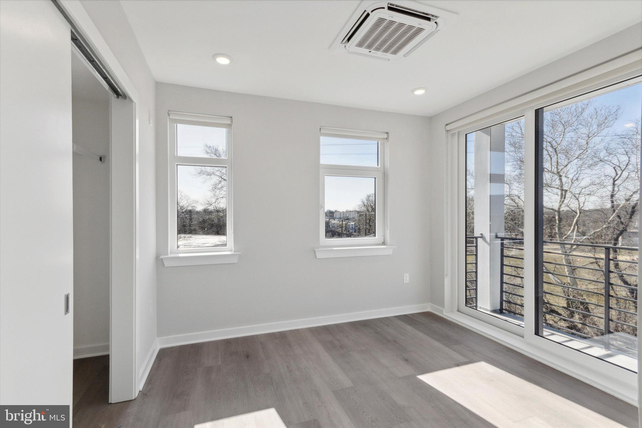 EAST FALLS - Residential Lease