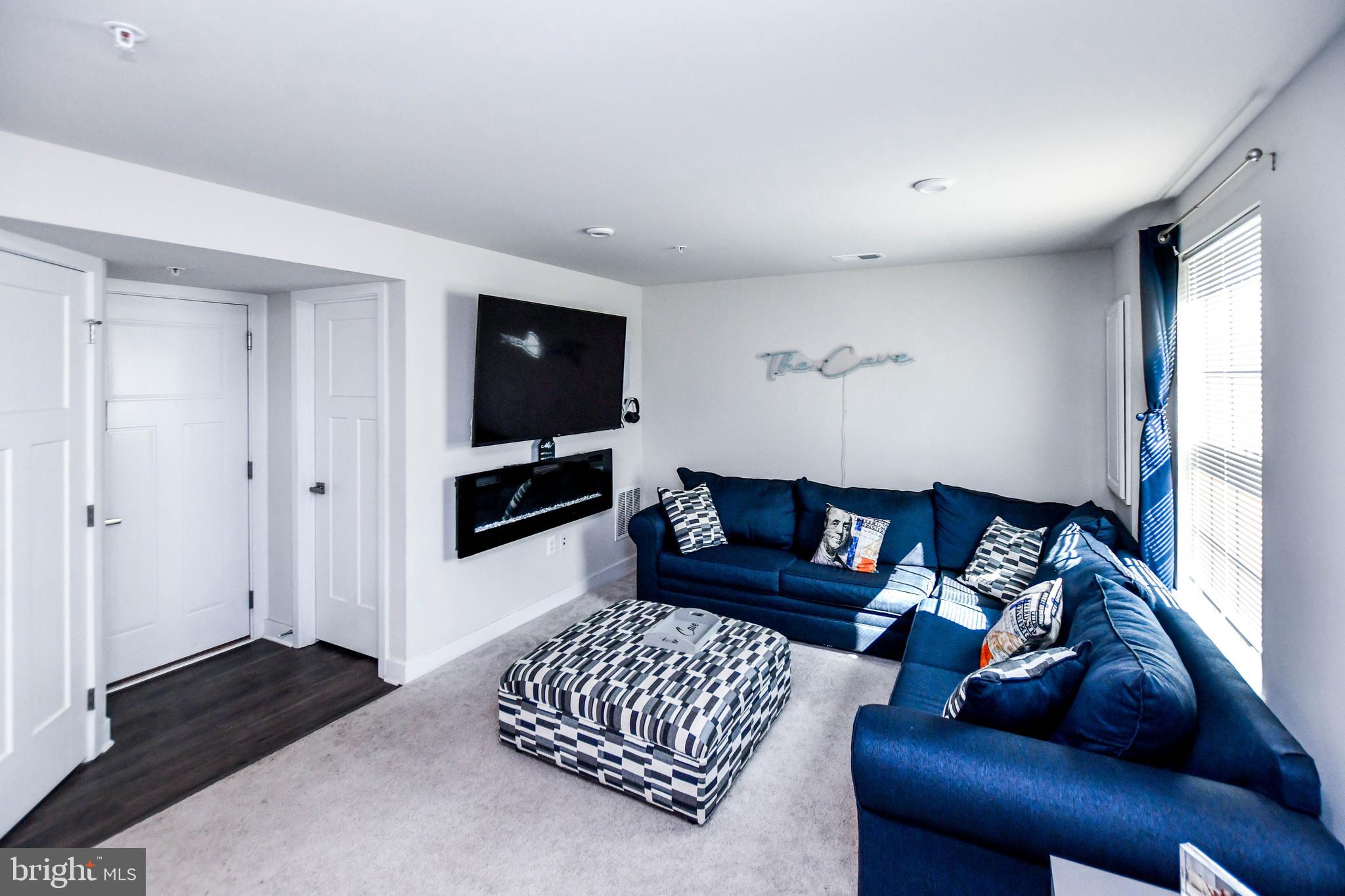 ARMSTRONG VILLAGE - Residential