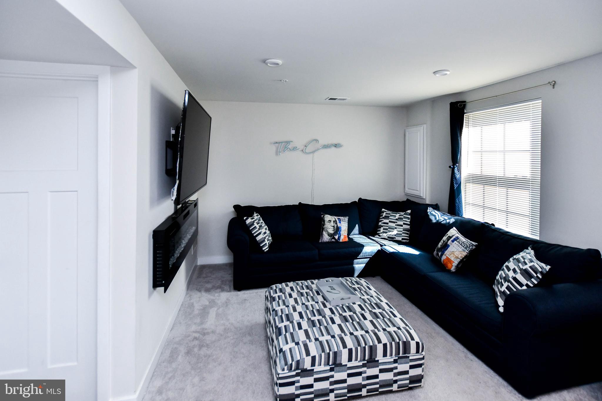 ARMSTRONG VILLAGE - Residential