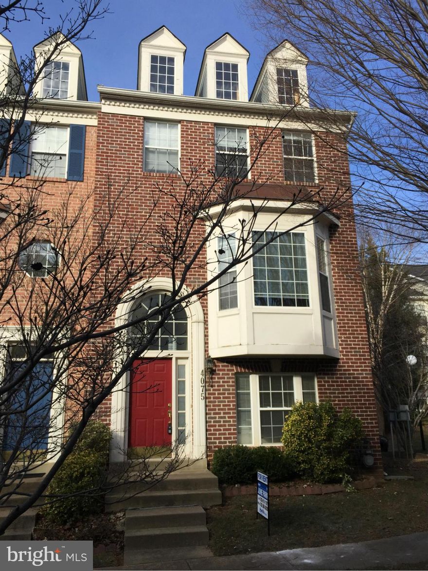 BRIGHT AND SUNNY ALL DAY, OVER 1700 SQFT LIVING SPACE,  3 LVL TOWNHOUSE W/ 2 GARAGE LARGE 3 BED/2.5 BATH, HARDWOOD FLOOR THROUGHOUT, GRANITE COUNTER, HUGE KITCHEN, GAS FIREPLACE, EASY ACCESS TO MAJOR. CLOSE TO VISITOR PARKING, CONVENIENT LOCATION, CLOSE TO SHOPPING AND MORE.  READY TO MOVE IN.