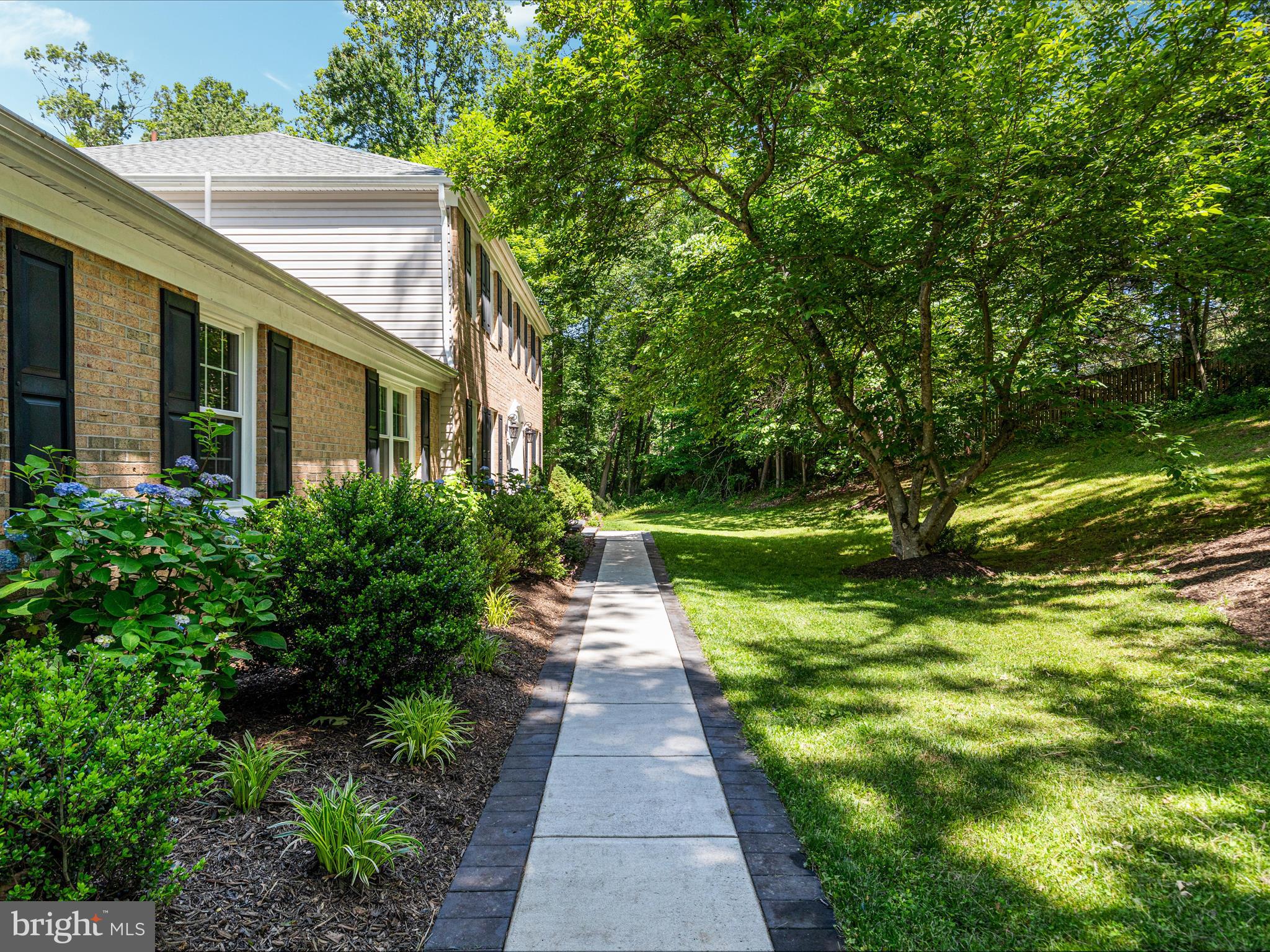 2200 LOMOND COURT