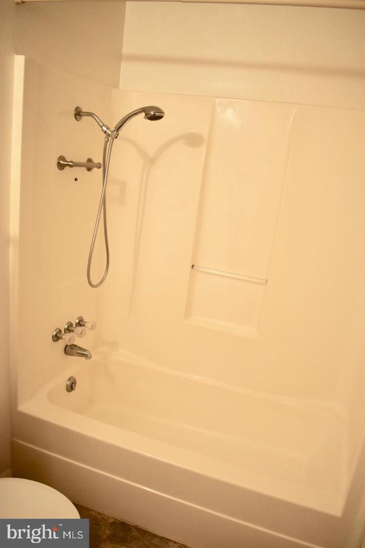 WINDMILL POINT - Residential Lease