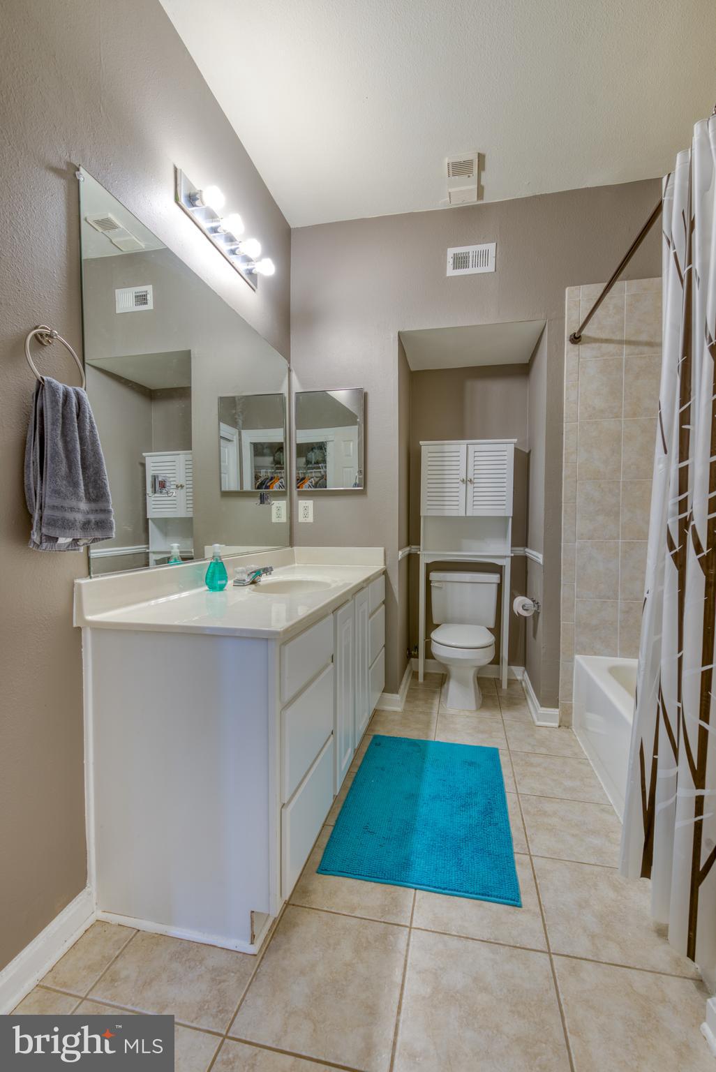 PENDERBROOK SQUARE CONDOMINIUMS - Residential Lease