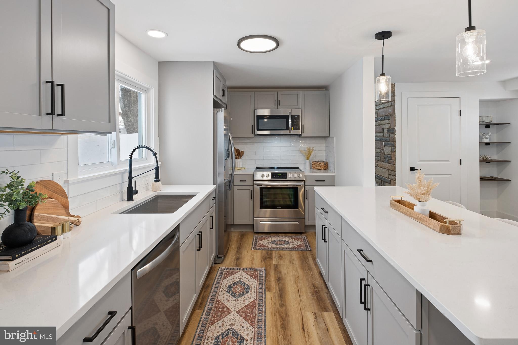 FLORA HILLS - Residential