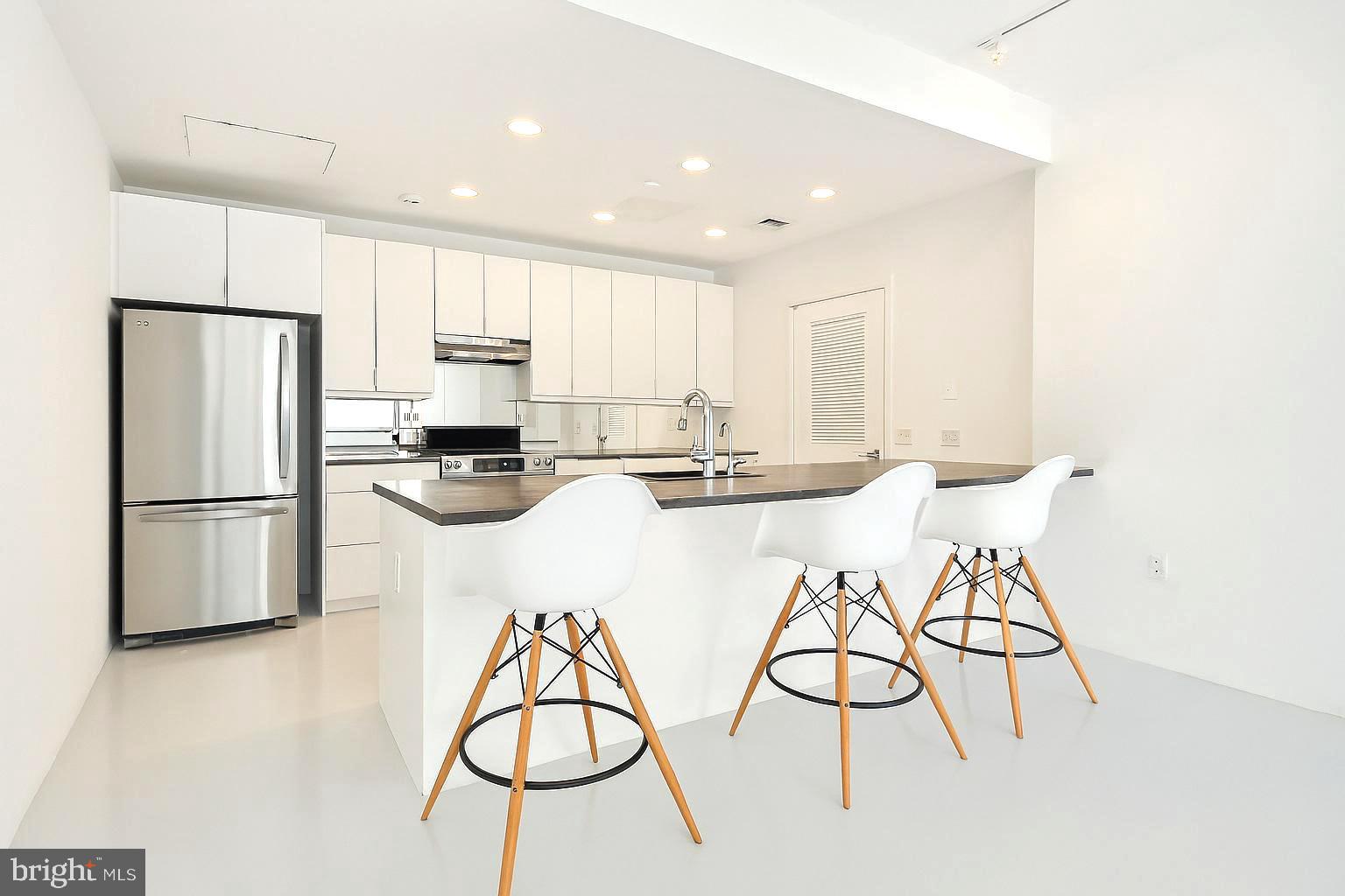 LOGAN SQUARE - Residential