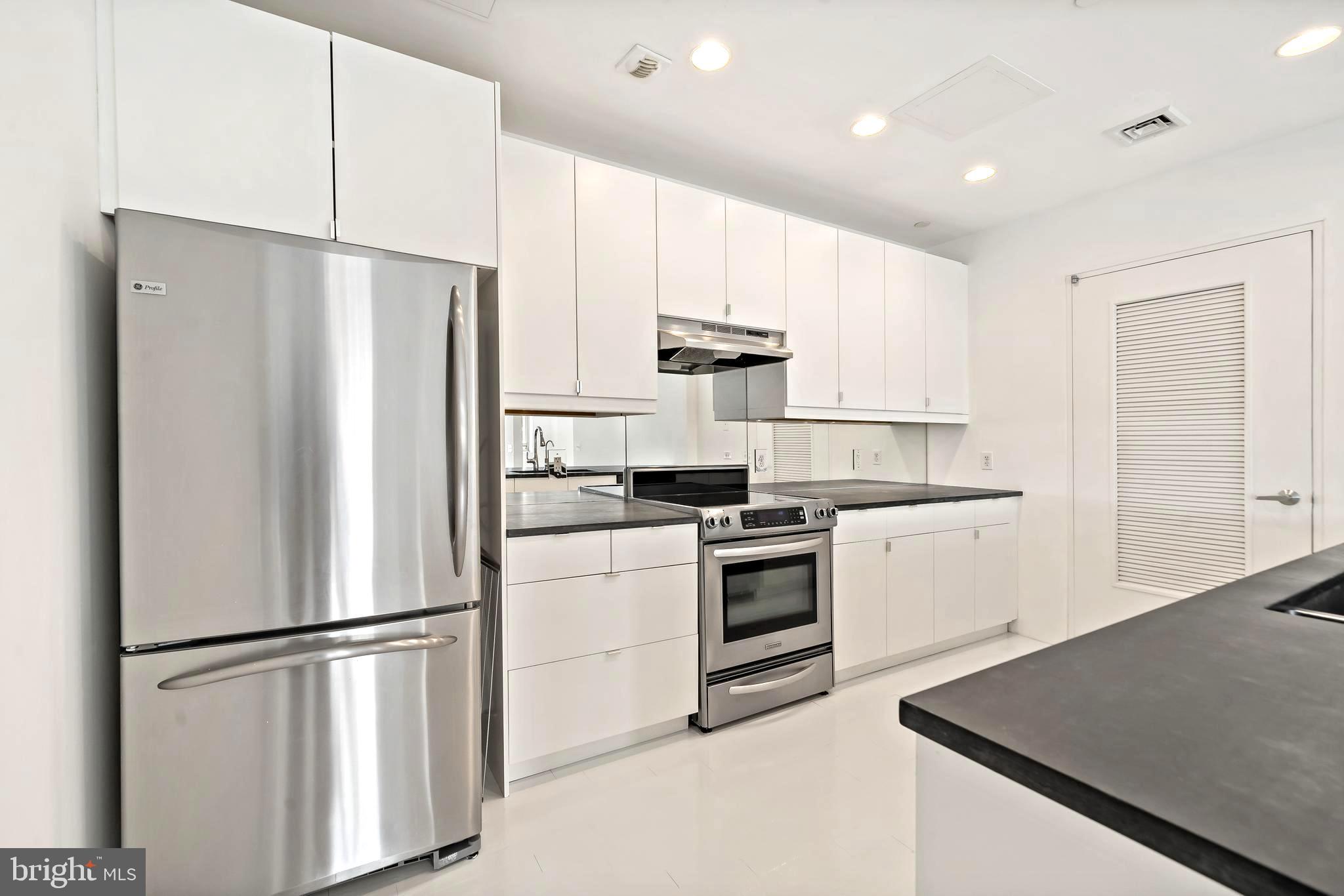 LOGAN SQUARE - Residential