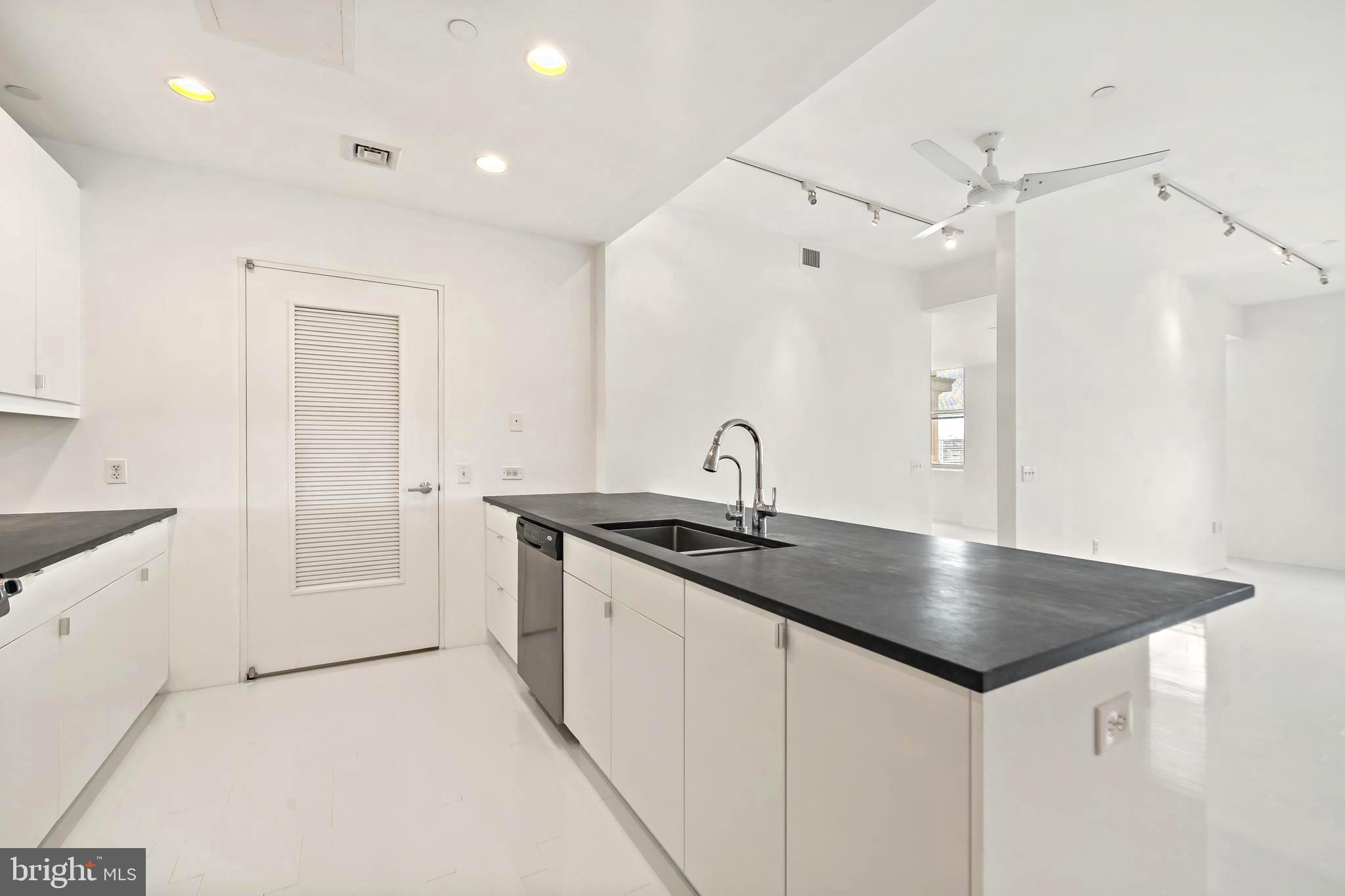 LOGAN SQUARE - Residential