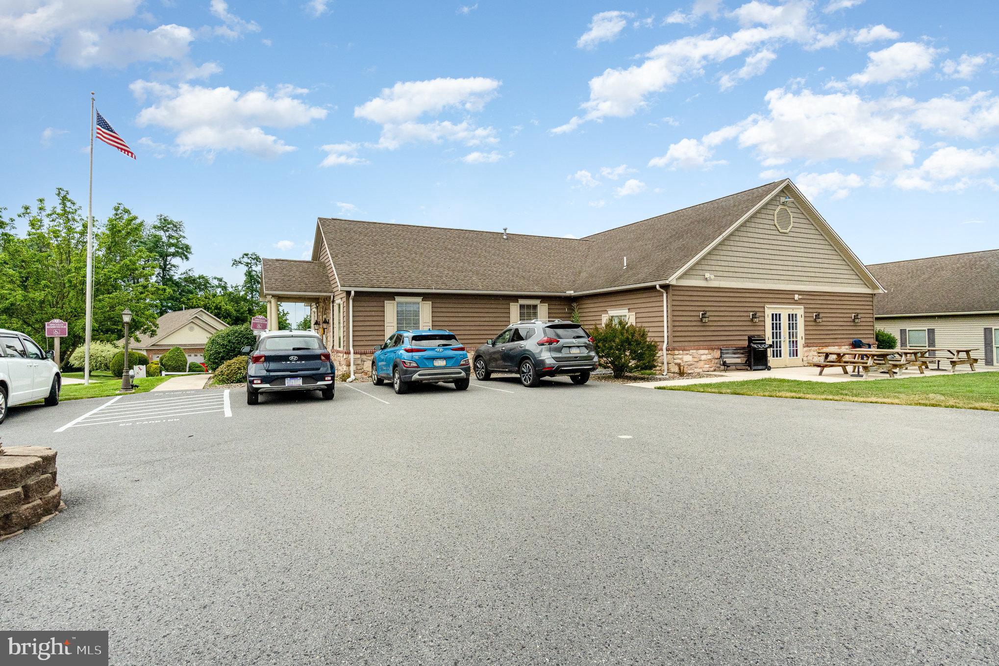 COUNTRY MANOR - Residential