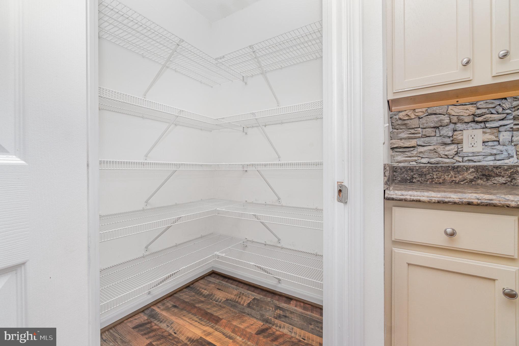 COUNTRY MANOR - Residential