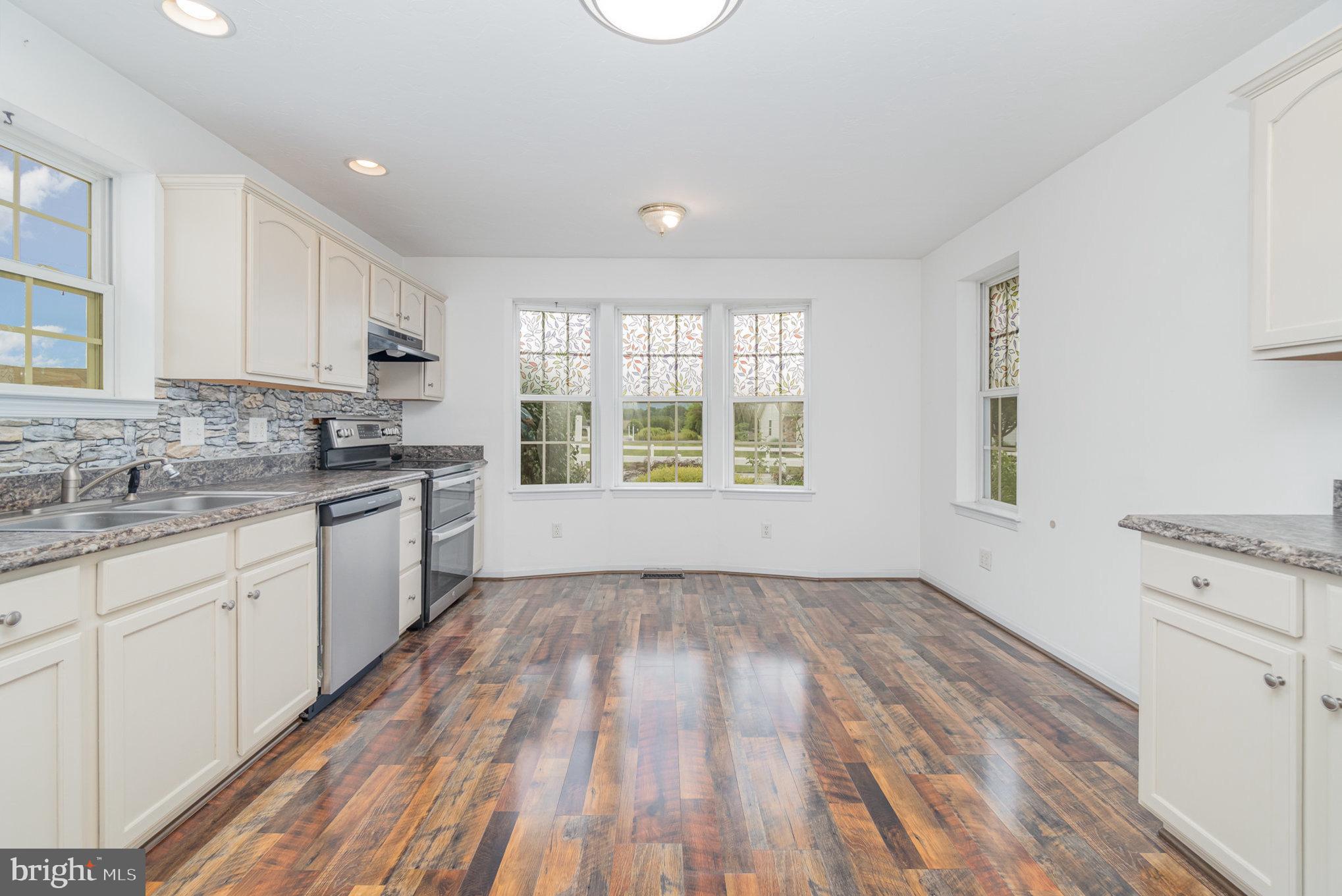 COUNTRY MANOR - Residential