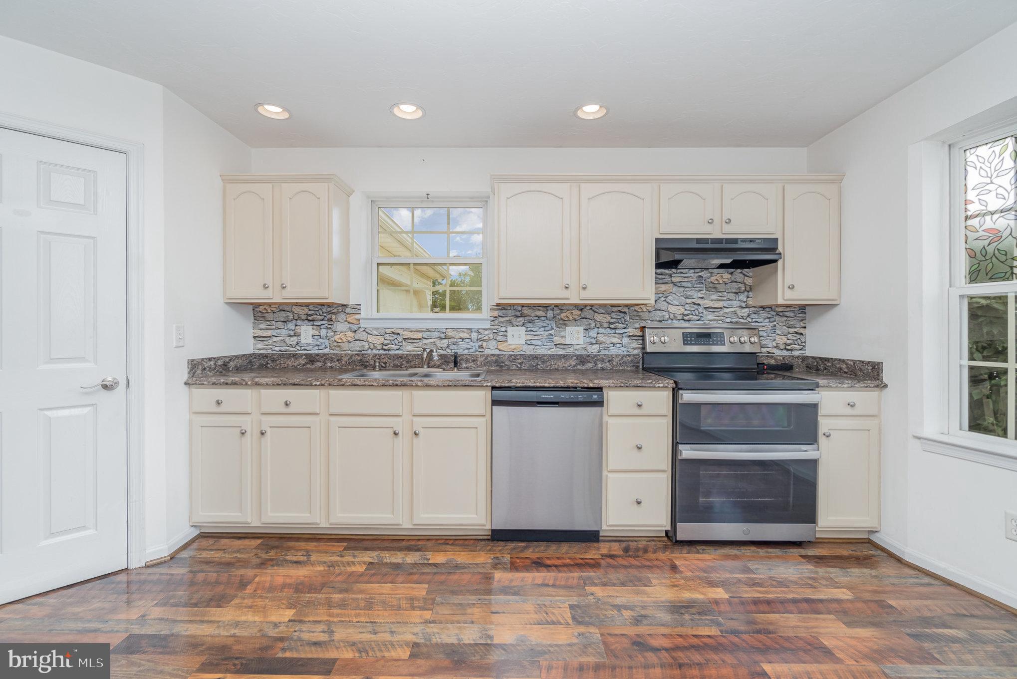 COUNTRY MANOR - Residential