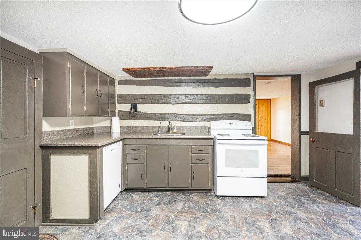 MOUNTAINDALE - Residential