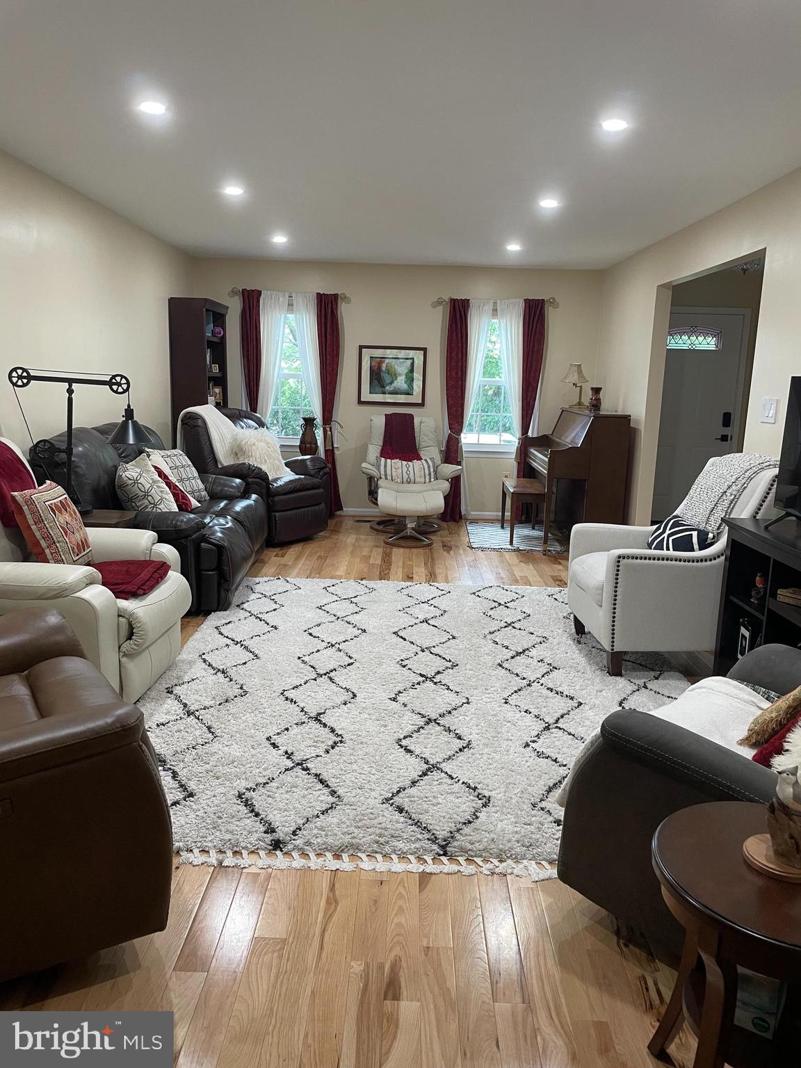 6414 SEVEN OAKS COURT