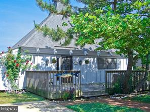 PLEASE READ..THIS IS NOT A YEARLY RENTAL.......
Off-Season Rental | Spacious Canal-Front Home in Ocean City, MD – 2BR + Loft, 2BA
Looking for a peaceful getaway or temporary housing this fall and winter? Welcome to your off-season retreat in Ocean City! This spacious canal-front home offers comfort, space, and beautiful water views in a quiet neighborhood setting.
🛏 2 Bedrooms + Large Loft
🛁 2 Full Bathrooms
🌊 Canal-Front with Large Deck
📍 Prime Location in Ocean City
Features:
Bright open-concept living area with vaulted ceilings
Fully equipped kitchen .
Large loft area perfect for an office, guest space, or additional lounge
Washer & dryer in unit
Driveway
Quiet residential area just minutes from shopping, dining, and the beach
NO PETS & NO SMOKING