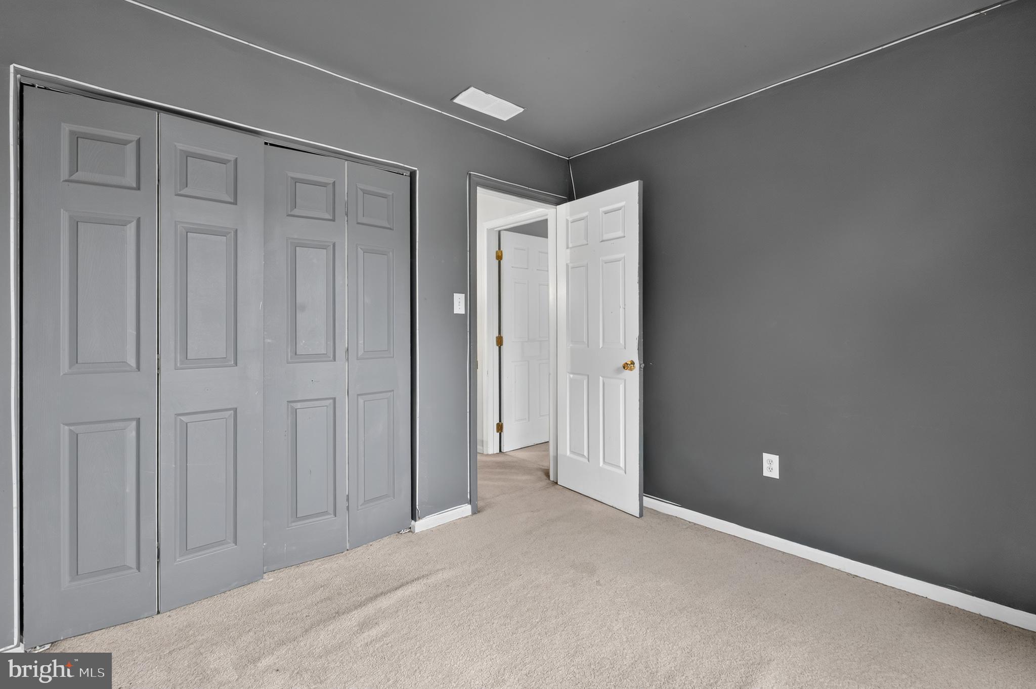 4 VERSAILLES COURT