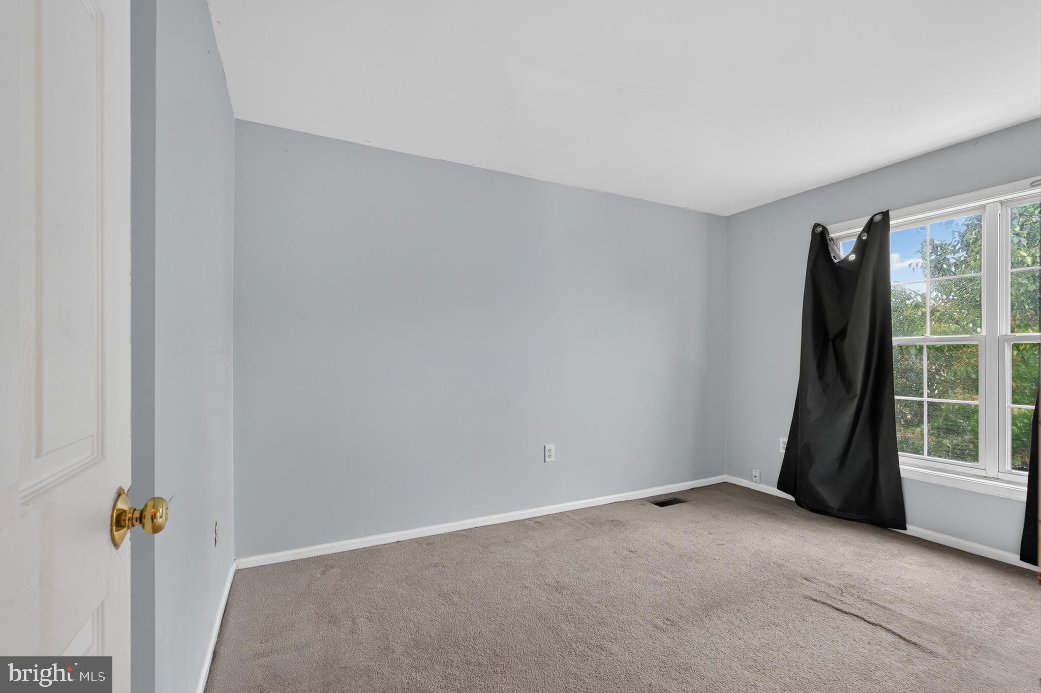 4 VERSAILLES COURT