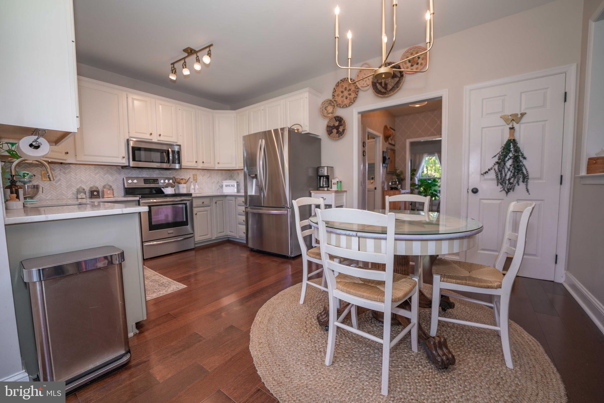 COUNTRY MEADOWS - Residential