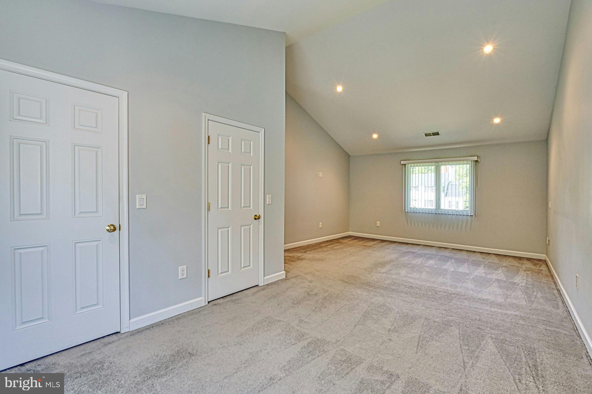 LORCOM GROVE - Residential