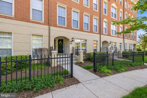 Photo of 8013 Crescent Park Drive, GAINESVILLE, VA 20155 (MLS # VAPW2116206)