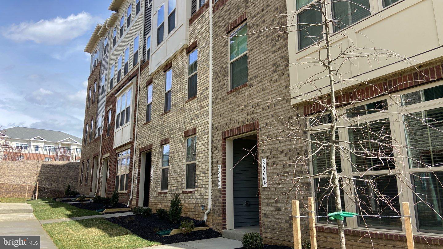 TOWN SQUARE ROW - Residential Lease